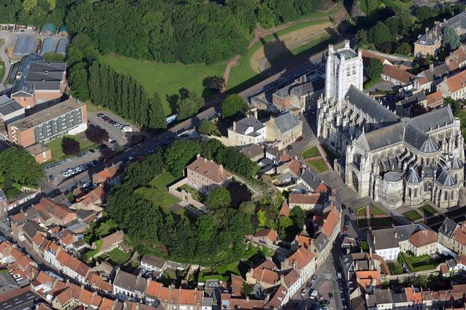 La motte castrale et la cathédrale photo C.Peterolff