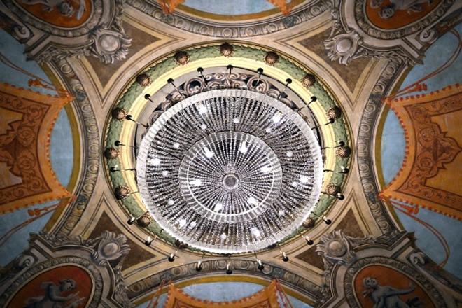 Le lustre restauré de la salle du théatre photo C. Peteroff