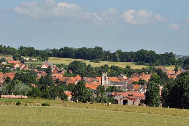 Thérouanne, au 1er plan le village et à l’arrière-plan la vieille ville